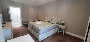 Place to Stay in Thames Ditton